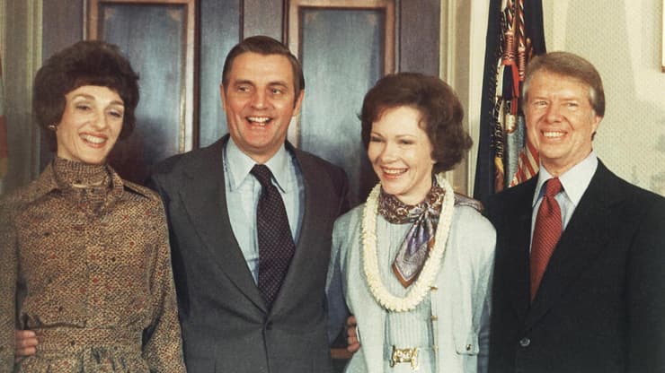 הנשיא ג'ימי קרטר וסגן הנשיא וולטר מונדייל עם רעיותיהם אחרי ההשבעה ב-1977