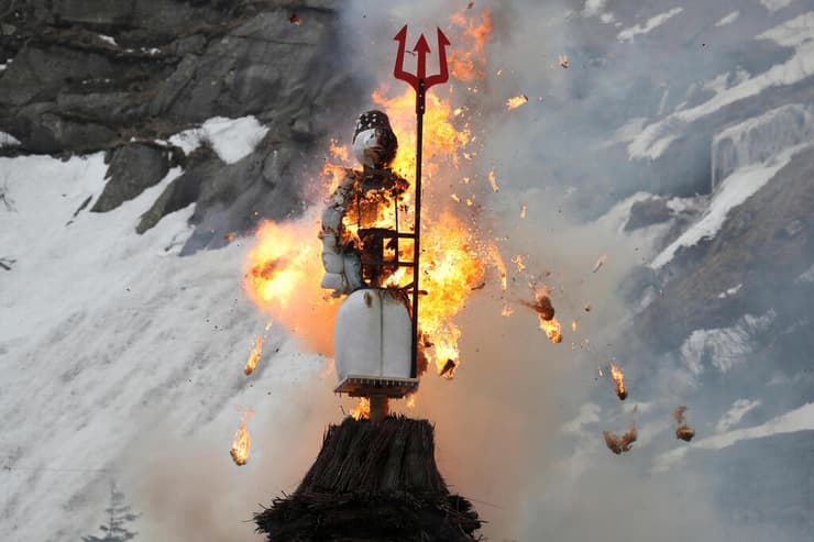גשר ה שטן ב שווייץ פוצצה איש שלג ענק ב חגיגות ה אביב 