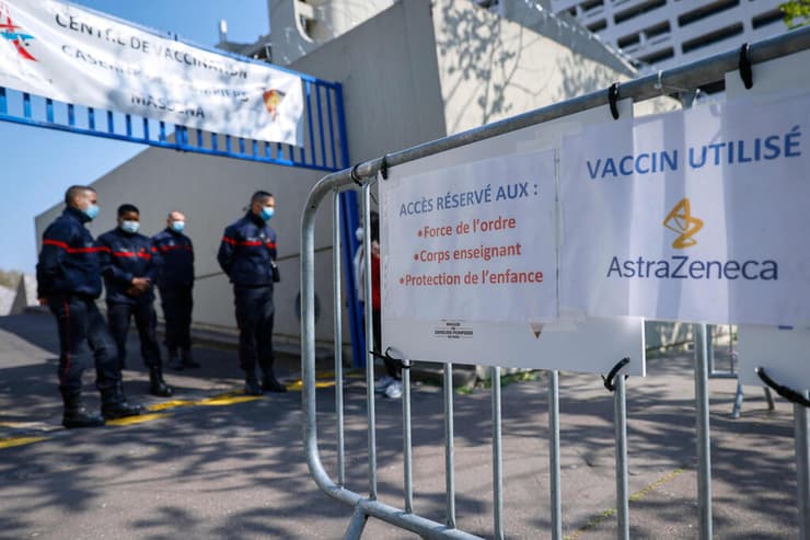 מרכז חיסונים חיסון של אסטרה זניקה נגד קורונה בתחנת כיבוי פריז צרפת