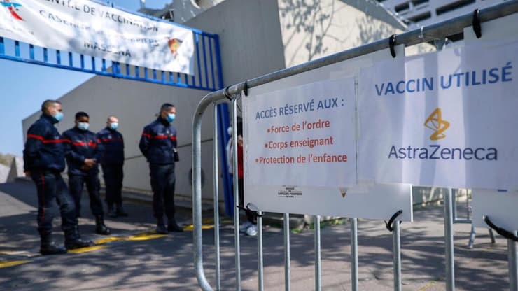 מרכז חיסונים חיסון של אסטרה זניקה נגד קורונה בתחנת כיבוי פריז צרפת