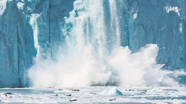 קרחונים נמסים בשל משבר האקלים