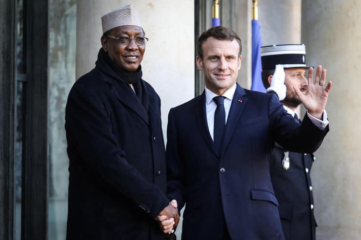 נשיא צ'אד המנוח אידריס דבי עם נשיא צרפת עמנואל מקרון ב 2019