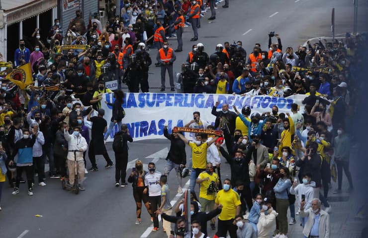 אוהדי קאדיס מפגינים נגד ריאל מדריד ורעיון הסופר ליג