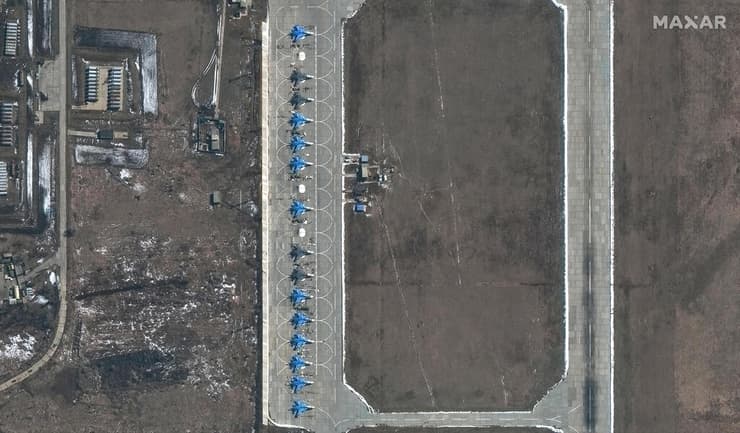 צילום לוויין כוחות צבא של רוסיה מטוסים בבסיס חיל האוויר מורוזובסק