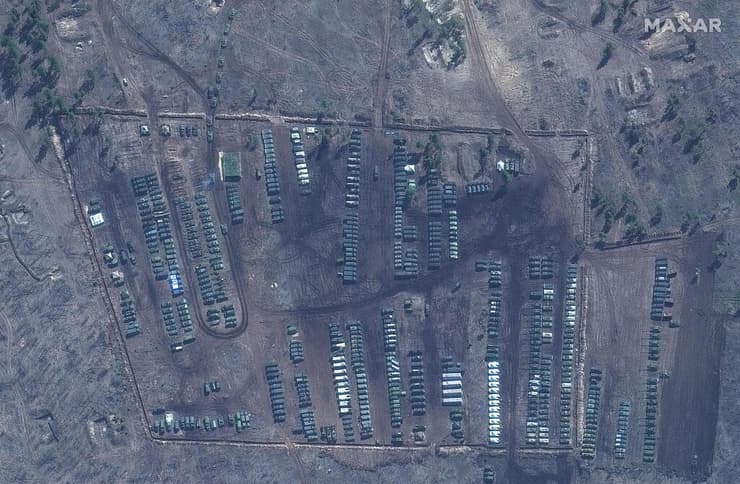 צילום לוויין כוחות צבא של רוסיה ליד אוקראינה טנקים ו ציוד ב שטח אימונים ב וורונז' ש ברוסיה