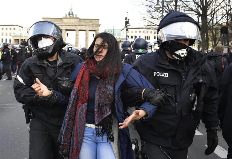 ברלין עימותים הפגנה נגד חוק העוצר