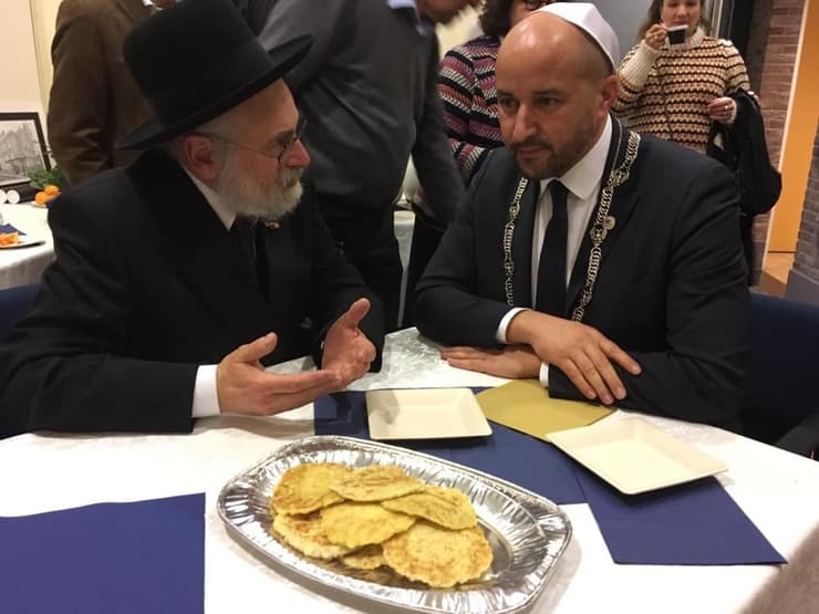 הרב בנימין יעקב עם ראש העיר ארנהם, אחמד מרקוש