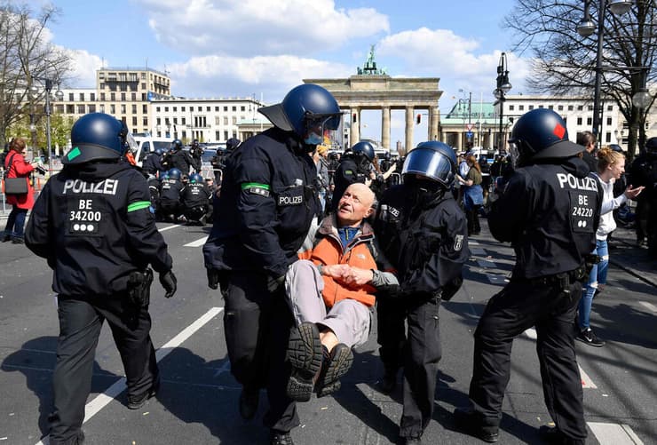ברלין עימותים הפגנה נגד חוק העוצר