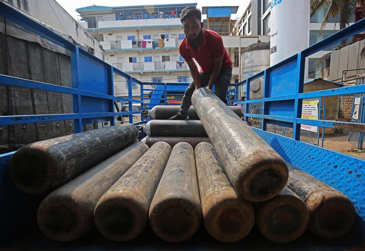 הודו בלוני חמצן ריקים מ בתי חולים בדרך ל מילוי מחדש ב בנגלור קורונה