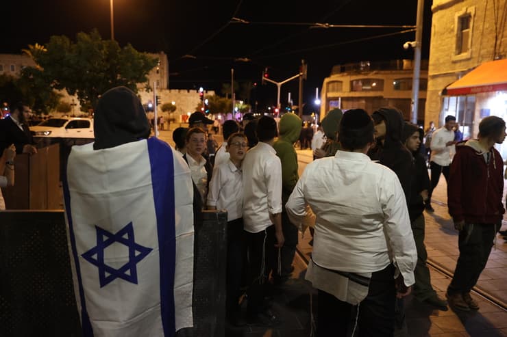 מפגינים בכיכר צה"ל בירושלים