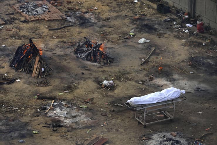 הודו שורפים גופות של חולי קורונה ב ניו דלהי
