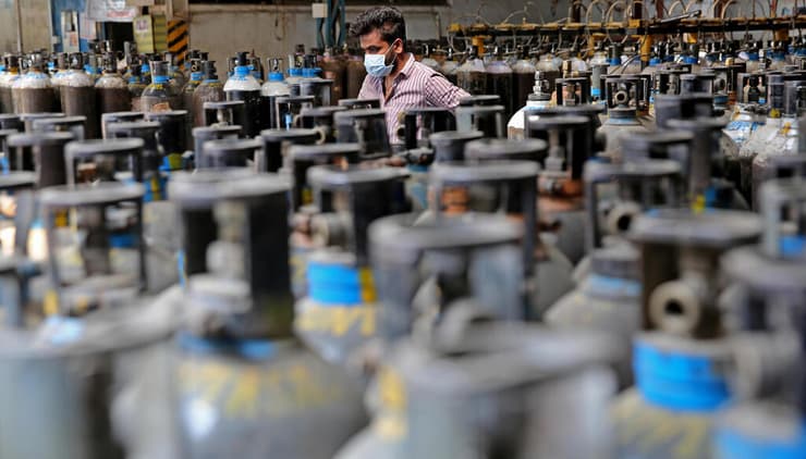 הודו בלוני חמצן ריקים מ בתי חולים מחכים ל מילוי מחדש ב בנגלור קורונה