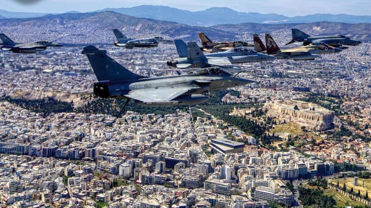 מטוסי קרב ישראלים ומטוס קרב אמירתי מעל שמי יוון