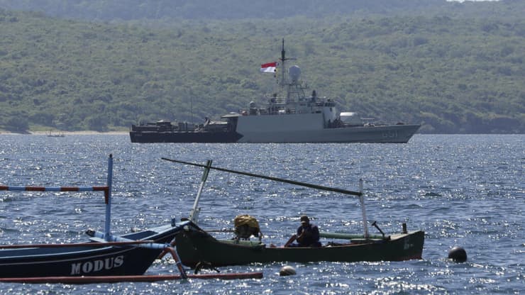אינדונזיה צוללת נעדרת ספינה של חיל הים עוזרת בחיפושים באלי