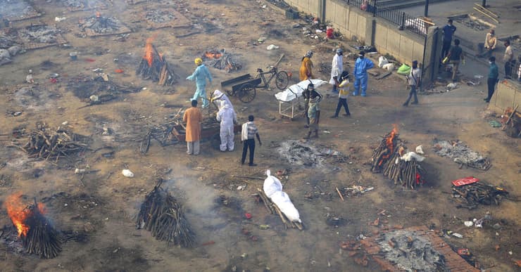 הודו שורפים גופות של חולי קורונה ב ניו דלהי