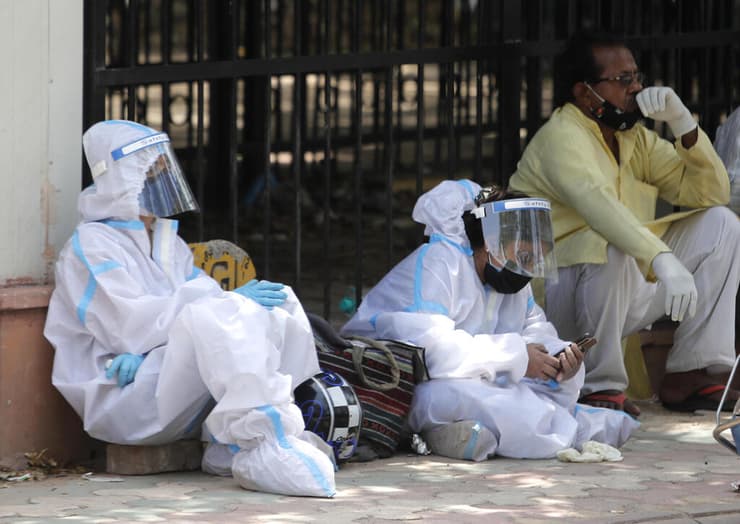 הודו מחכים לאסוף גופה של חולה קורונה ניו דלהי