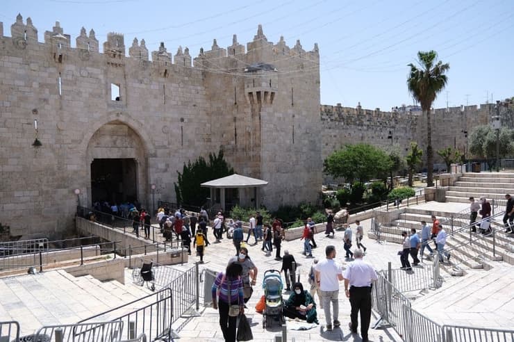 כניסת מתפללים ערבים לשער שכם בירושלים