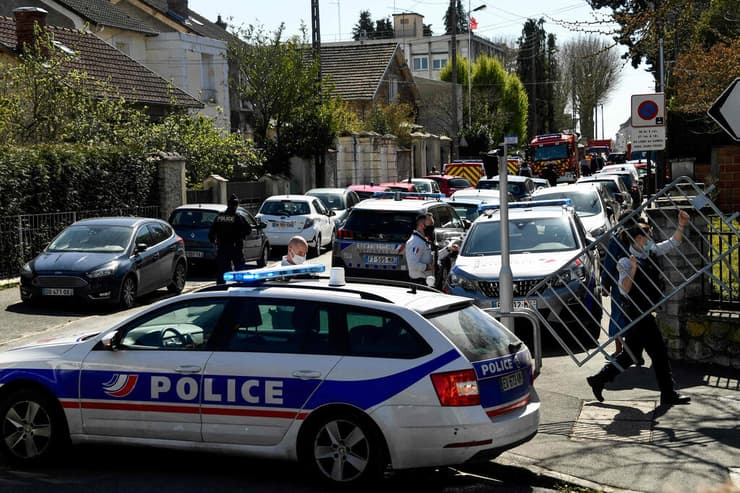 ראמבוייה ליד פריז צרפת אדם דקר שוטרת ב תחנת משטרה