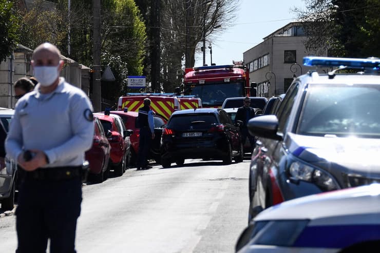 ראמבוייה ליד פריז צרפת אדם דקר שוטרת ב תחנת משטרה