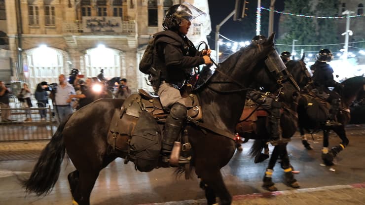 המשטרה מפזרת מפגינים באזור שער שכם בירושלים באמצעות רימוני הלם ופרשים