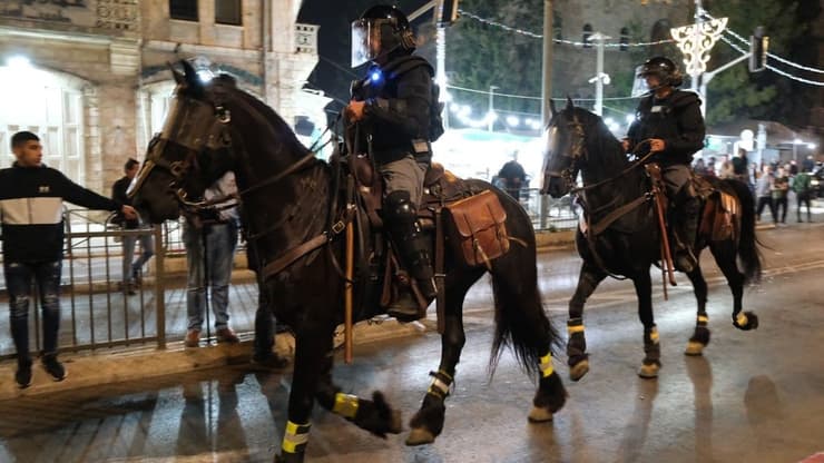 המשטרה מפזרת מפגינים באזור שער שכם בירושלים באמצעות רימוני הלם ופרשים