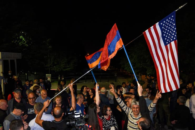  מניפים את דגלי ארה"ב וארמניה מול השגרירות האמריקנית בירבאן  