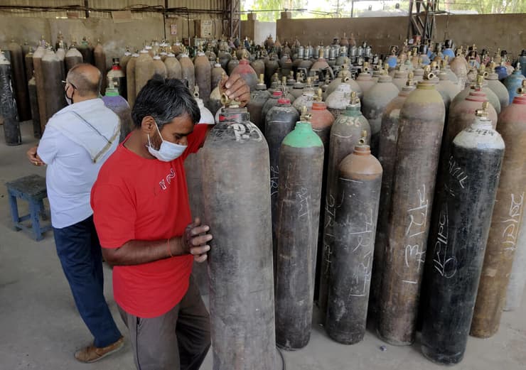  ממלאים מכלי חמצן לחולי קורונה בהודו  