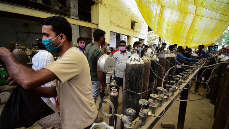 מילוי מכלי חמצן בהודו