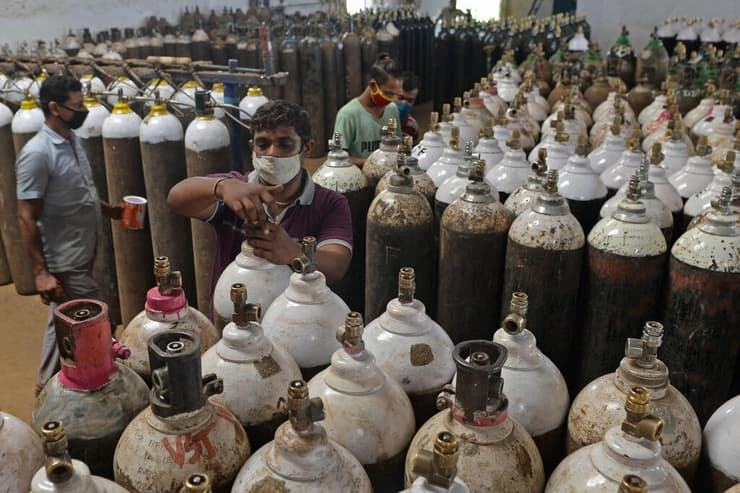 ממלאים בלוני חמצן בהודו. המצרך המבוקש ביותר כעת במדינה