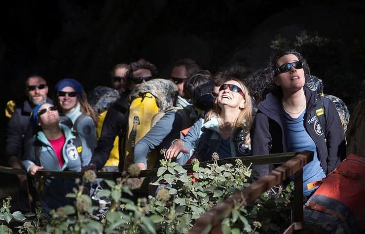 המשתתפים הרכיבו משקפיים מיוחדים כשיצאו מהמערה