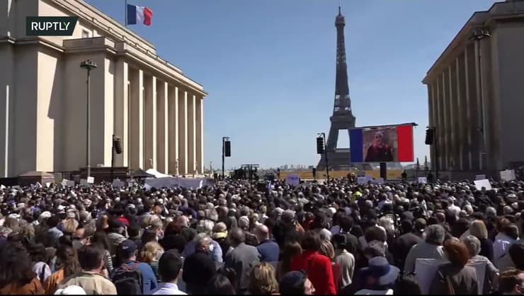 אלפים מפגינים כעת בפריז ובעוד שורה של ערים ברחבי צרפת נגד החלטת בית המשפט הצרפתי שלא להעמיד לדין את הרוצח