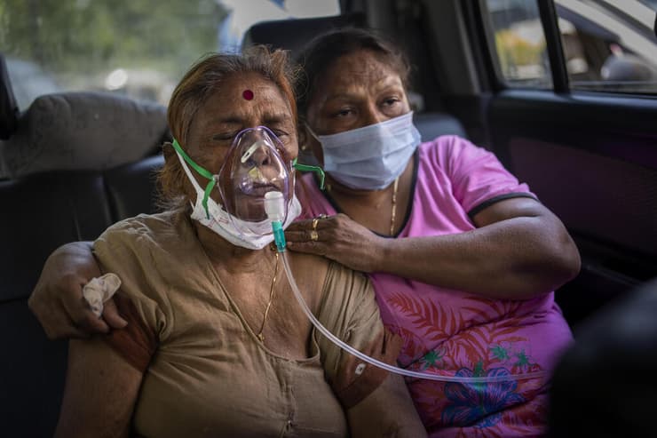 ניו דלהי הודו חולים ב קורונה מקבלים חמצן ב רכב