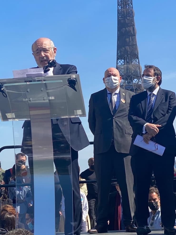 ממלא מקום שגריר ישראל בצרפת, דניאל סעדה, נואם בהפגנה