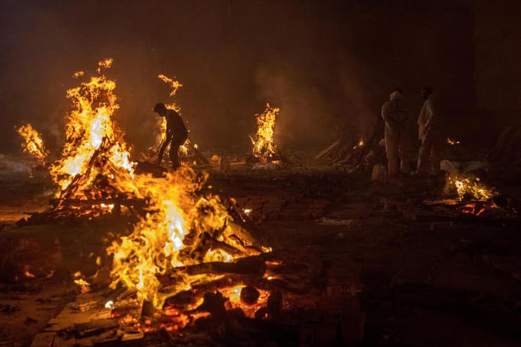 שריפה גופות של חולי קורונה בהודו