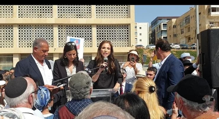 עומר ינקליבץ' בהפגנת יוצאי צרפת מול השגרירות - במחאה על קלות העונש של רוצח שרה חלימי