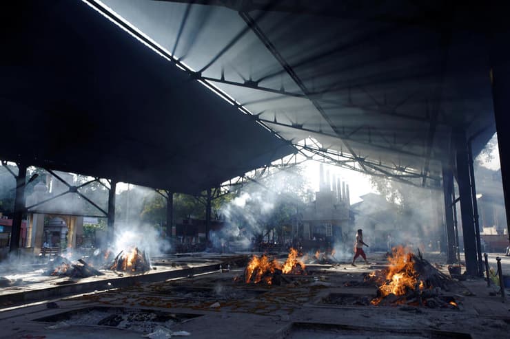 שריפה גופות של חולי קורונה בהודו