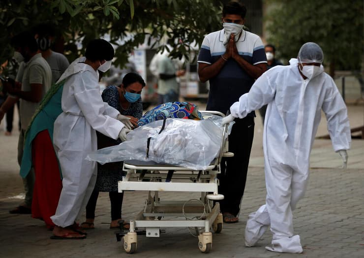 פינוי חולה קורונה שמת ב אחמדבאד הודו