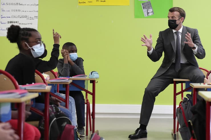 נשיא צרפת עמנואל מקרון עם ילדים ב בית ספר חזרה ל לימודים הסרה של הגבלות קורונה