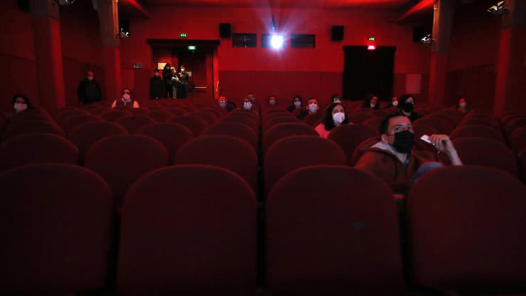 איטליה קורונה פותחים בתי קולנוע הקרנה ראשונה ב קולנוע בלטראדה ב מילאנו 5:30 בבוקר