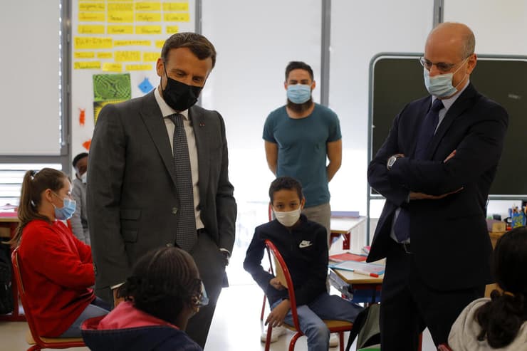 נשיא צרפת עמנואל מקרון עם ילדים ב בית ספר חזרה ל לימודים הסרה של הגבלות קורונה
