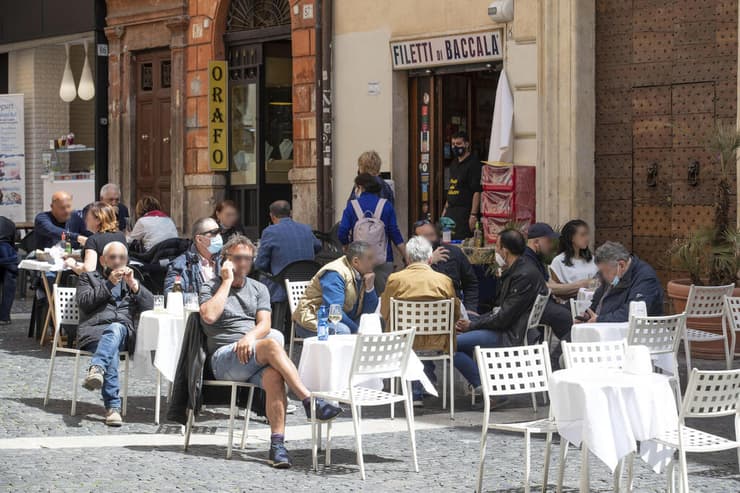 איטליה רומא הסרה של הגבלות קורונה לקוחות ב מסעדה