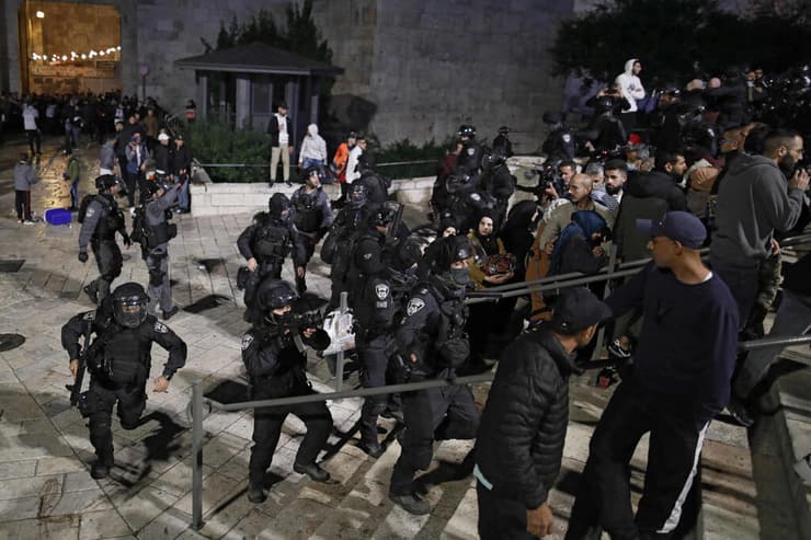 השוטרים מפנים את שער שכם בירושלים