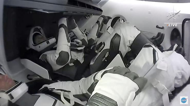 אסטרונאוטים בקפסולת דרגון בדרך לתחנת החלל