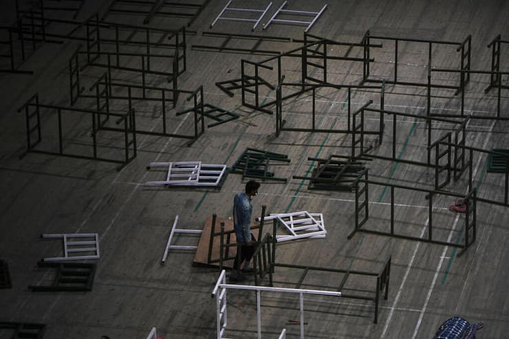 מיטות עבוד חולי קורונה באצטדיון בקשמיר, הודו