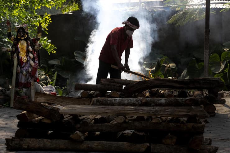 שריפה גופות של חולי קורונה בגוואהטי, הודו