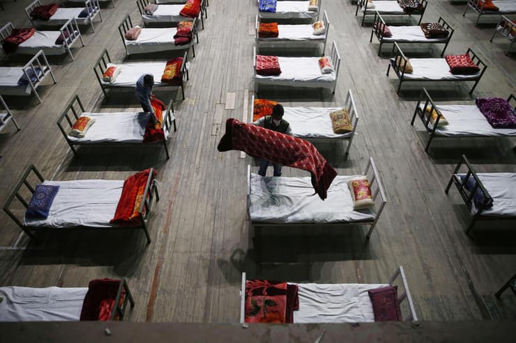 מיטות עבוד חולי קורונה באצטדיון בקשמיר, הודו
