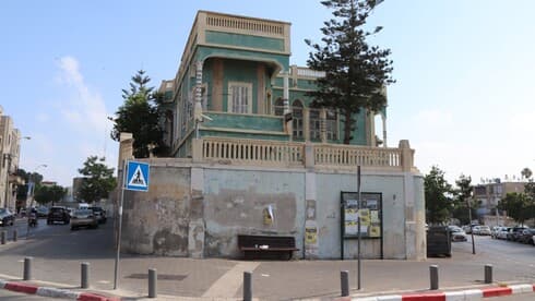 "הבית הירוק" ביפו: מבט מכיכר חאג' כחיל