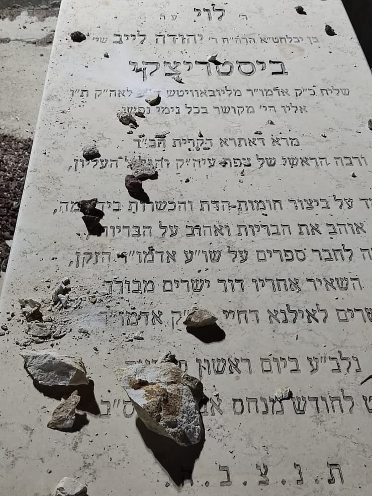 הקבר של הרב הושחת בידי פלג קיצוני מחסידי הרב מלובבי'ץ
