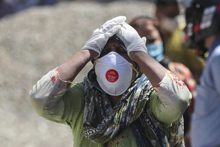 הודו אסון קורונה קרוב משפחה של חולה קורונה ש מת מתאבל ב ג'אמו