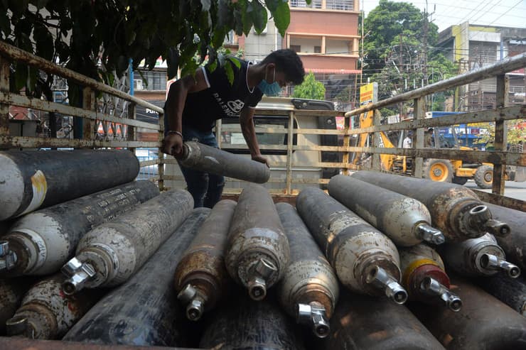 הודו אסון קורונה פריקת בלוני חמצן ריקים ב חברה לאספקת חמצן ב סיליגורי